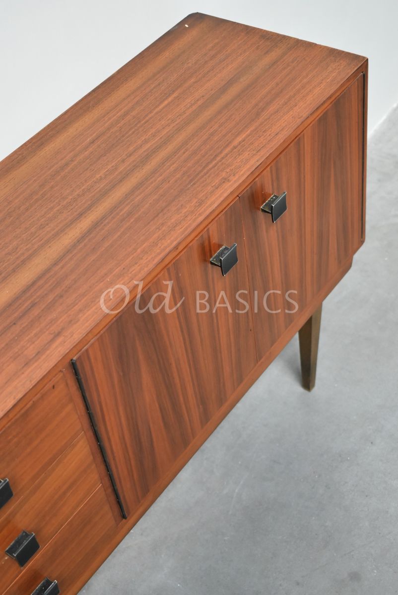 Detail van Vintage dressoir, bruin, materiaal hout